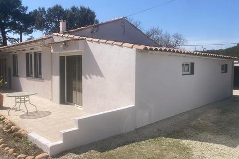 Maison aux murs repeints en blanc